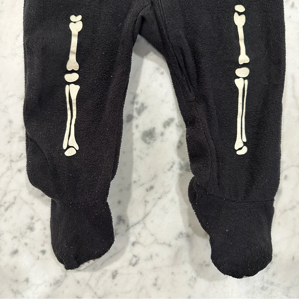 The Children’s Place 6-9M Glow in the Dark Skeleton Long Sleeve Footie Costume